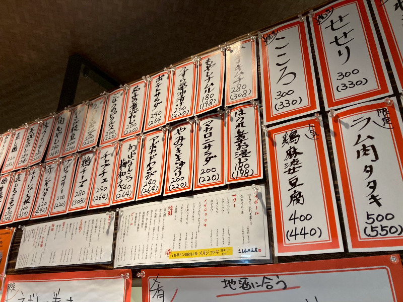 2026/04/26　カウンター上や壁にはメニューがずらりと書かれている