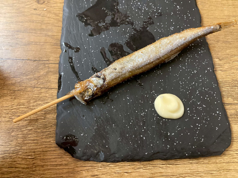 2026/05/03　ししゃも串は塩味が効いており、ハイボールが進む味