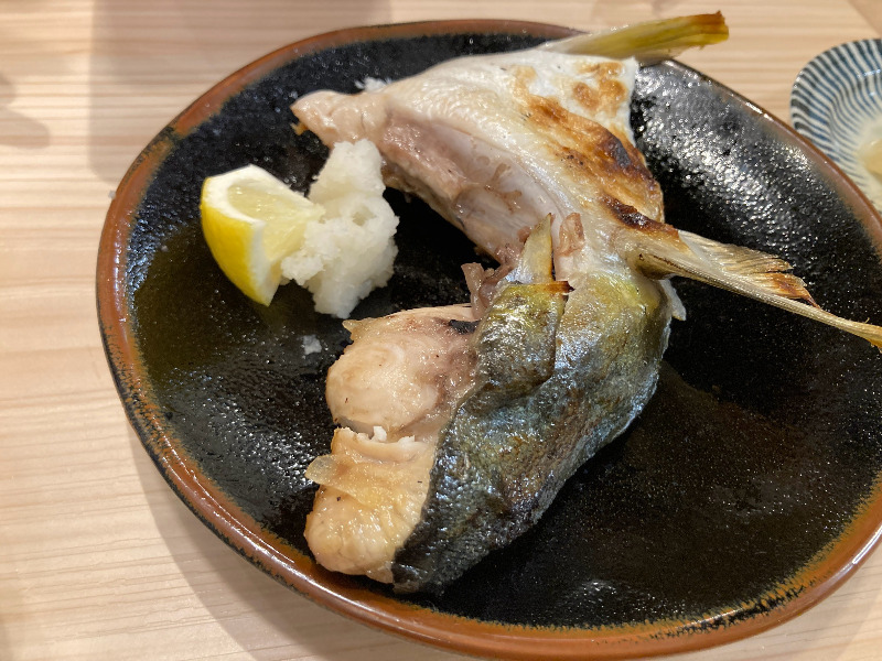 2026/08/15　写真のお通しの魚のカマ焼きは2人前でこれが美味い