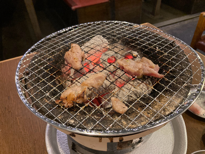 2026/09/06　炭火焼七輪はそんなに大きくないため大人数の時は効率よく焼く必要あり